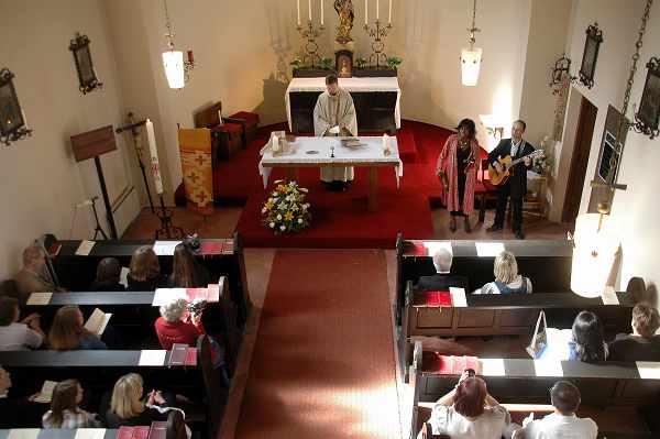 Wolfi Hammer und Jenny Bell umrahmen einen Gottesdienst.